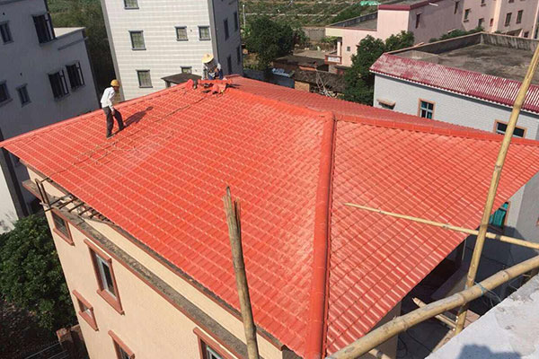Renovating the roofs of old rural houses with synthetic resin tiles becomes a new trend.